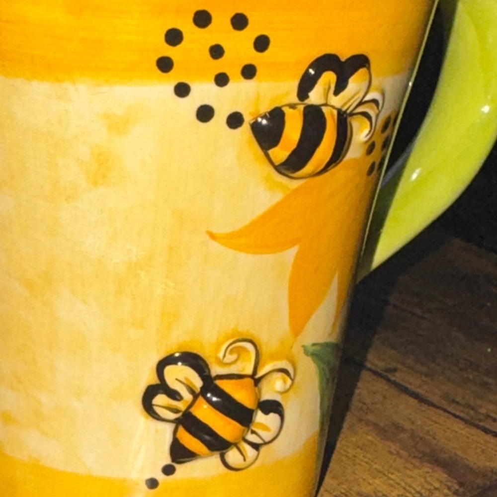 Pier 1 Yellow 3d Bee Mug with Green Handle - Picture 7 of 8
